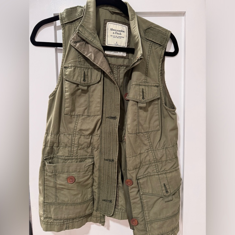 Abercrombie army green vest